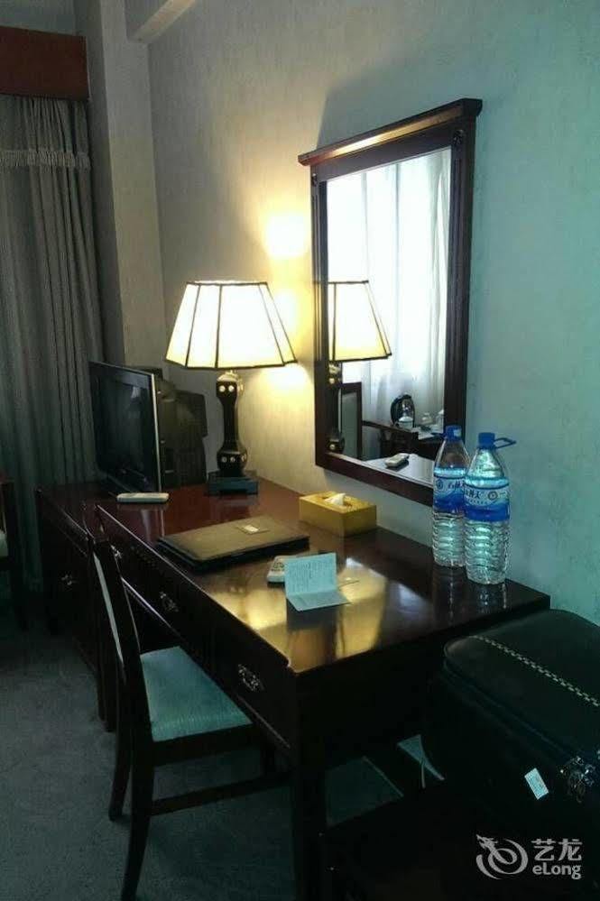 Landmark Hotel Kunming Exterior photo
