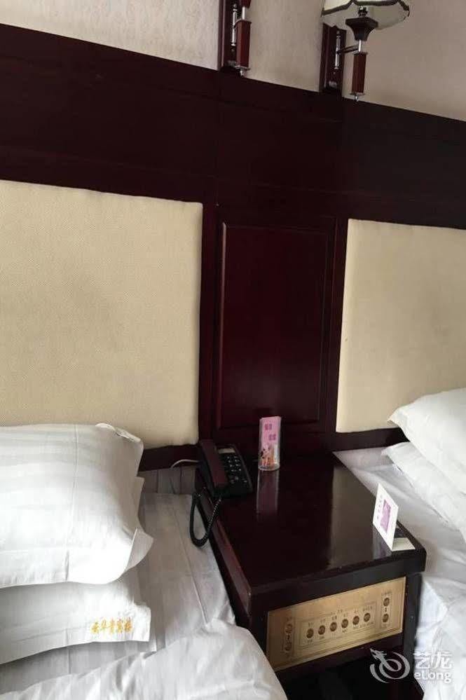Landmark Hotel Kunming Exterior photo